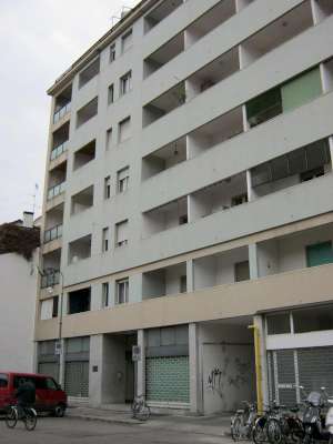Abitazione in Udine (Udine) Via Deciani 103 (piano secondo). Composto da: Atrio, disimpegno, ripostiglio, cucina, soggiorno, bagno, 3 camere e 2 terrazze ed 1 veranda + Cantina . Identificativi [N.C.E.U.] Categoria Catastale A2 foglio 33 part. 123 sub. 33, con deposito ad uso esclusivo al foglio 33 part. 123 sub. 26. . Mq 120. Libero. Piena proprietà.