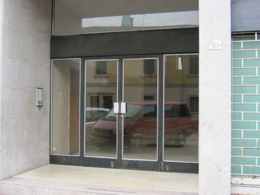 Abitazione in Udine (Udine) Via Deciani 103 (piano secondo). Composto da: Atrio, disimpegno, ripostiglio, cucina, soggiorno, bagno, 3 camere e 2 terrazze ed 1 veranda + Cantina . Identificativi [N.C.E.U.] Categoria Catastale A2 foglio 33 part. 123 sub. 33, con deposito ad uso esclusivo al foglio 33 part. 123 sub. 26. . Mq 120. Libero. Piena proprietà.