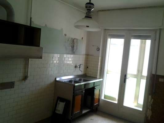 Abitazione in Udine (Udine) Via Deciani 103 (piano secondo). Composto da: Atrio, disimpegno, ripostiglio, cucina, soggiorno, bagno, 3 camere e 2 terrazze ed 1 veranda + Cantina . Identificativi [N.C.E.U.] Categoria Catastale A2 foglio 33 part. 123 sub. 33, con deposito ad uso esclusivo al foglio 33 part. 123 sub. 26. . Mq 120. Libero. Piena proprietà.