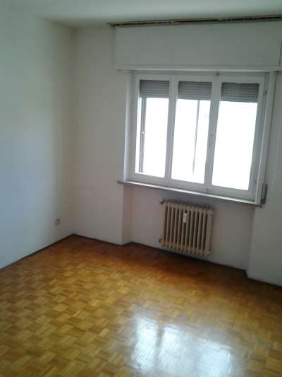 Abitazione in Udine (Udine) Via Deciani 103 (piano secondo). Composto da: Atrio, disimpegno, ripostiglio, cucina, soggiorno, bagno, 3 camere e 2 terrazze ed 1 veranda + Cantina . Identificativi [N.C.E.U.] Categoria Catastale A2 foglio 33 part. 123 sub. 33, con deposito ad uso esclusivo al foglio 33 part. 123 sub. 26. . Mq 120. Libero. Piena proprietà.