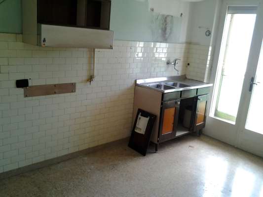 Abitazione in Udine (Udine) Via Deciani 103 (piano secondo). Composto da: Atrio, disimpegno, ripostiglio, cucina, soggiorno, bagno, 3 camere e 2 terrazze ed 1 veranda + Cantina . Identificativi [N.C.E.U.] Categoria Catastale A2 foglio 33 part. 123 sub. 33, con deposito ad uso esclusivo al foglio 33 part. 123 sub. 26. . Mq 120. Libero. Piena proprietà.