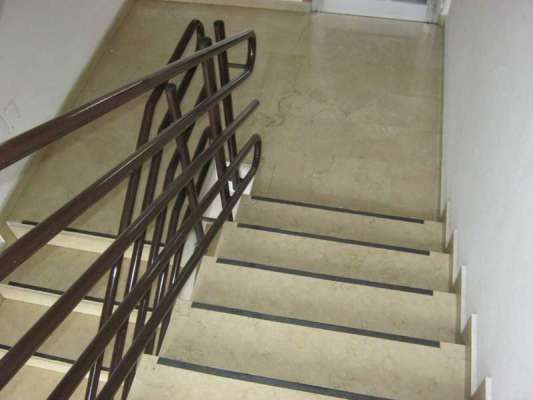 Abitazione in Udine (Udine) Via Luigi E Michele Gortani 52 (piano terra). Composto da: Piano terra: soggiorno, cucina, disimpegno, camera, bagno e ripostiglio e Piano primo: 2 disimpegni, 2 camere, bagno e terrazzo + Cantina e taverna e posto auto scoperto. Identificativi [N.C.E.U.] Categoria Catastale A3 foglio 65 part. 1652 sub. 18, con posto auto scoperto ad uso esclusivo al foglio 65 part. 1652 sub. 80. . Mq 127. Libero. Piena proprietà.