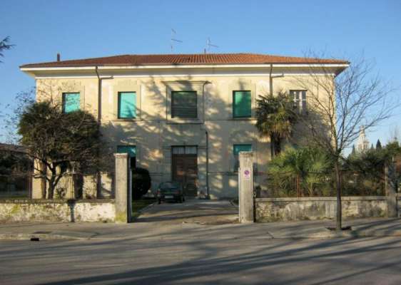 Abitazione in Villa Vicentina (Udine) Via Gorizia 1 (piano terra). Composto da: Disimpegno, cucina, bagno, soggiorno e 2 camere + autorimessa, soffitta, 2 depositi a piano terra. Identificativi [N.C.E.U.] Categoria Catastale A2 foglio 4 part. 543/1 sub. 2, con box auto ad uso esclusivo al foglio 4 part. 543/1 sub. 9 e depositi ad uso esclusivo al foglio 4 part. 543/1 sub. 6 (soffitta), 15 e 17. . Mq 106. Libero. Piena proprietà.