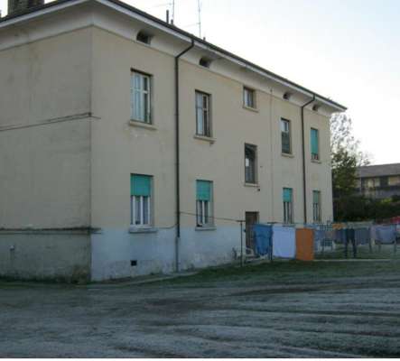Abitazione in Villa Vicentina (Udine) Via Gorizia 1 (piano terra). Composto da: Disimpegno, cucina, bagno, soggiorno e 2 camere + autorimessa, soffitta, 2 depositi a piano terra. Identificativi [N.C.E.U.] Categoria Catastale A2 foglio 4 part. 543/1 sub. 2, con box auto ad uso esclusivo al foglio 4 part. 543/1 sub. 9 e depositi ad uso esclusivo al foglio 4 part. 543/1 sub. 6 (soffitta), 15 e 17. . Mq 106. Libero. Piena proprietà.