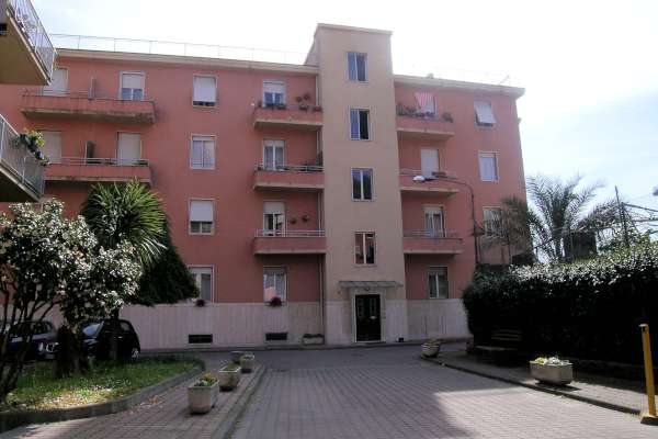 Abitazione in Chiavari (Genova) Via Parma 10 (piano terzo, int. 8). Composto da: ingresso, corridoio, soggiorno, disimpegno, saletta, 2 camere, cucina, bagno, ripostiglio e 4 terrazzi + cantina e posto auto scoperto. Identificativi [N.C.E.U.] Categoria Catastale A3 foglio 12 part. 1996 sub. 40 (compresa cantina ad uso esclusivo) e posto auto scoperto ad uso esclusivo al foglio 12 part. 1996 sub. 30. Mq 139. Libero. Piena proprietà.