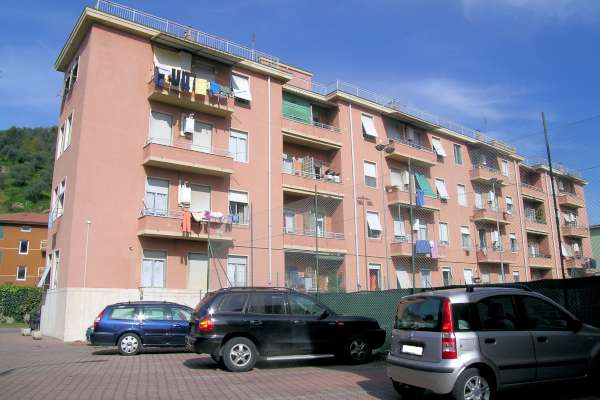 Abitazione in Chiavari (Genova) Via Parma 10 (piano terzo, int. 8). Composto da: ingresso, corridoio, soggiorno, disimpegno, saletta, 2 camere, cucina, bagno, ripostiglio e 4 terrazzi + cantina e posto auto scoperto. Identificativi [N.C.E.U.] Categoria Catastale A3 foglio 12 part. 1996 sub. 40 (compresa cantina ad uso esclusivo) e posto auto scoperto ad uso esclusivo al foglio 12 part. 1996 sub. 30. Mq 139. Libero. Piena proprietà.