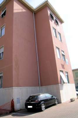 Abitazione in Chiavari (Genova) Via Parma 10 (piano terzo, int. 8). Composto da: ingresso, corridoio, soggiorno, disimpegno, saletta, 2 camere, cucina, bagno, ripostiglio e 4 terrazzi + cantina e posto auto scoperto. Identificativi [N.C.E.U.] Categoria Catastale A3 foglio 12 part. 1996 sub. 40 (compresa cantina ad uso esclusivo) e posto auto scoperto ad uso esclusivo al foglio 12 part. 1996 sub. 30. Mq 139. Libero. Piena proprietà.