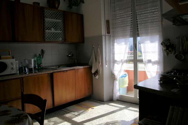 Abitazione in Chiavari (Genova) Via Parma 10 (piano terzo, int. 8). Composto da: ingresso, corridoio, soggiorno, disimpegno, saletta, 2 camere, cucina, bagno, ripostiglio e 4 terrazzi + cantina e posto auto scoperto. Identificativi [N.C.E.U.] Categoria Catastale A3 foglio 12 part. 1996 sub. 40 (compresa cantina ad uso esclusivo) e posto auto scoperto ad uso esclusivo al foglio 12 part. 1996 sub. 30. Mq 139. Libero. Piena proprietà.