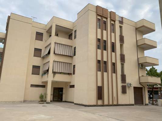 Abitazione in Ciampino (Roma) Via Mura Dei Francesi 195 (scala Pal. 8, piano terzo, int. 8). Composto da: ingresso, disimpegno, 3 camere, cucina, bagno e terrazzo + -. Identificativi [N.C.E.U.] Categoria Catastale A2 foglio 8 part. 515 sub. 533. Mq 80. Libero. Piena proprietà.