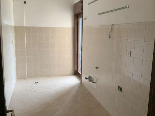 Abitazione in Ciampino (Roma) Via Mura Dei Francesi 195 (scala Pal. 8, piano terzo, int. 8). Composto da: ingresso, disimpegno, 3 camere, cucina, bagno e terrazzo + -. Identificativi [N.C.E.U.] Categoria Catastale A2 foglio 8 part. 515 sub. 533. Mq 80. Libero. Piena proprietà.