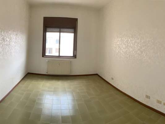 Abitazione in Ciampino (Roma) Via Mura Dei Francesi 195 (scala Pal. 8, piano terzo, int. 8). Composto da: ingresso, disimpegno, 3 camere, cucina, bagno e terrazzo + -. Identificativi [N.C.E.U.] Categoria Catastale A2 foglio 8 part. 515 sub. 533. Mq 80. Libero. Piena proprietà.