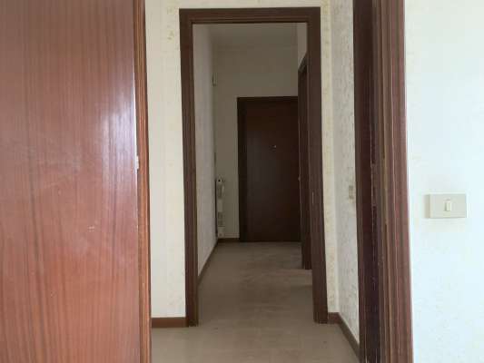 Abitazione in Ciampino (Roma) Via Mura Dei Francesi 195 (scala Pal. 8, piano terzo, int. 8). Composto da: ingresso, disimpegno, 3 camere, cucina, bagno e terrazzo + -. Identificativi [N.C.E.U.] Categoria Catastale A2 foglio 8 part. 515 sub. 533. Mq 80. Libero. Piena proprietà.