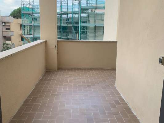 Abitazione in Ciampino (Roma) Via Mura Dei Francesi 195 (scala Pal. 8, piano terzo, int. 8). Composto da: ingresso, disimpegno, 3 camere, cucina, bagno e terrazzo + -. Identificativi [N.C.E.U.] Categoria Catastale A2 foglio 8 part. 515 sub. 533. Mq 80. Libero. Piena proprietà.