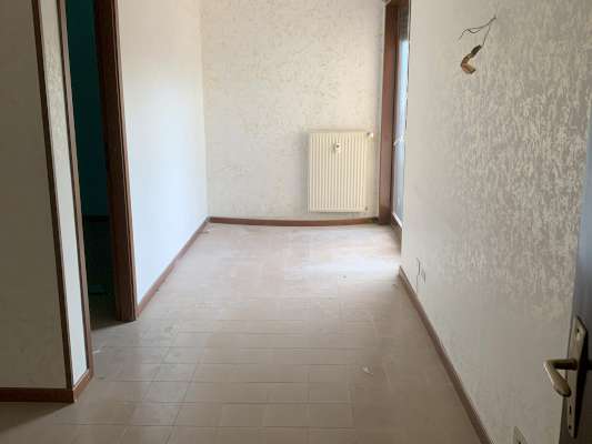 Abitazione in Ciampino (Roma) Via Mura Dei Francesi 195 (scala Pal. 8, piano terzo, int. 8). Composto da: ingresso, disimpegno, 3 camere, cucina, bagno e terrazzo + -. Identificativi [N.C.E.U.] Categoria Catastale A2 foglio 8 part. 515 sub. 533. Mq 80. Libero. Piena proprietà.