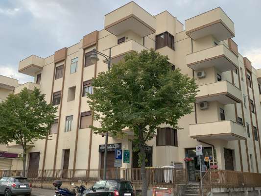 Abitazione in Ciampino (Roma) Via Mura Dei Francesi 195 (scala Pal.8, piano terzo, int. 9). Composto da: ingresso, corridoio, 5 camere, cucina, 2 bagni, 2 verande e 2 terrazzi + -. Identificativi [N.C.E.U.] Categoria Catastale A2 foglio 8 part. 515 sub. 534 . Mq 141. Libero. Piena proprietà.