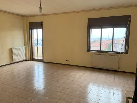 Abitazione in Ciampino (Roma) Via Mura Dei Francesi 195 (scala Pal.8, piano terzo, int. 9). Composto da: ingresso, corridoio, 5 camere, cucina, 2 bagni, 2 verande e 2 terrazzi + -. Identificativi [N.C.E.U.] Categoria Catastale A2 foglio 8 part. 515 sub. 534 . Mq 141. Libero. Piena proprietà.