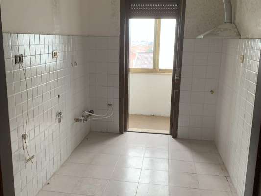 Abitazione in Ciampino (Roma) Via Mura Dei Francesi 195 (scala Pal.8, piano terzo, int. 9). Composto da: ingresso, corridoio, 5 camere, cucina, 2 bagni, 2 verande e 2 terrazzi + -. Identificativi [N.C.E.U.] Categoria Catastale A2 foglio 8 part. 515 sub. 534 . Mq 141. Libero. Piena proprietà.