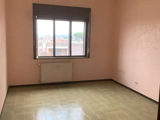 Abitazione in Ciampino (Roma) Via Mura Dei Francesi 195 (scala Pal.8, piano terzo, int. 9). Composto da: ingresso, corridoio, 5 camere, cucina, 2 bagni, 2 verande e 2 terrazzi + -. Identificativi [N.C.E.U.] Categoria Catastale A2 foglio 8 part. 515 sub. 534 . Mq 141. Libero. Piena proprietà.