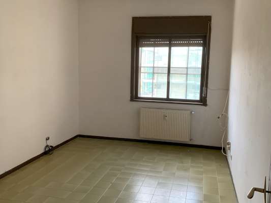 Abitazione in Ciampino (Roma) Via Mura Dei Francesi 195 (scala Pal.8, piano terzo, int. 9). Composto da: ingresso, corridoio, 5 camere, cucina, 2 bagni, 2 verande e 2 terrazzi + -. Identificativi [N.C.E.U.] Categoria Catastale A2 foglio 8 part. 515 sub. 534 . Mq 141. Libero. Piena proprietà.