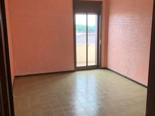 Abitazione in Ciampino (Roma) Via Mura Dei Francesi 195 (scala Pal.8, piano terzo, int. 9). Composto da: ingresso, corridoio, 5 camere, cucina, 2 bagni, 2 verande e 2 terrazzi + -. Identificativi [N.C.E.U.] Categoria Catastale A2 foglio 8 part. 515 sub. 534 . Mq 141. Libero. Piena proprietà.
