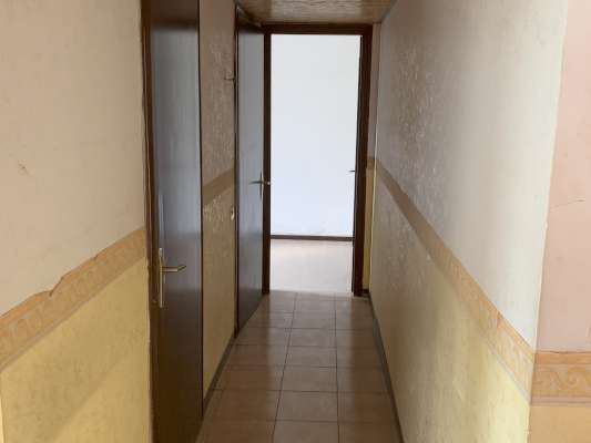 Abitazione in Ciampino (Roma) Via Mura Dei Francesi 195 (scala Pal.8, piano terzo, int. 9). Composto da: ingresso, corridoio, 5 camere, cucina, 2 bagni, 2 verande e 2 terrazzi + -. Identificativi [N.C.E.U.] Categoria Catastale A2 foglio 8 part. 515 sub. 534 . Mq 141. Libero. Piena proprietà.