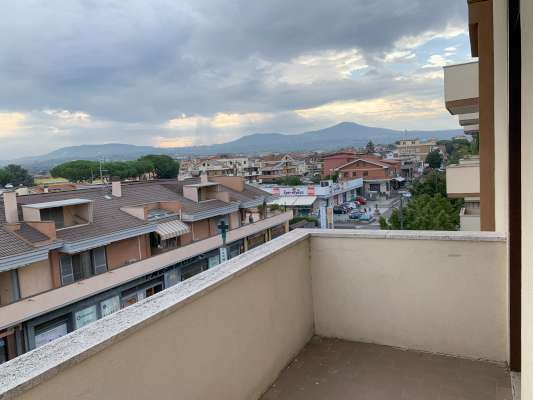 Abitazione in Ciampino (Roma) Via Mura Dei Francesi 195 (scala Pal.8, piano terzo, int. 9). Composto da: ingresso, corridoio, 5 camere, cucina, 2 bagni, 2 verande e 2 terrazzi + -. Identificativi [N.C.E.U.] Categoria Catastale A2 foglio 8 part. 515 sub. 534 . Mq 141. Libero. Piena proprietà.