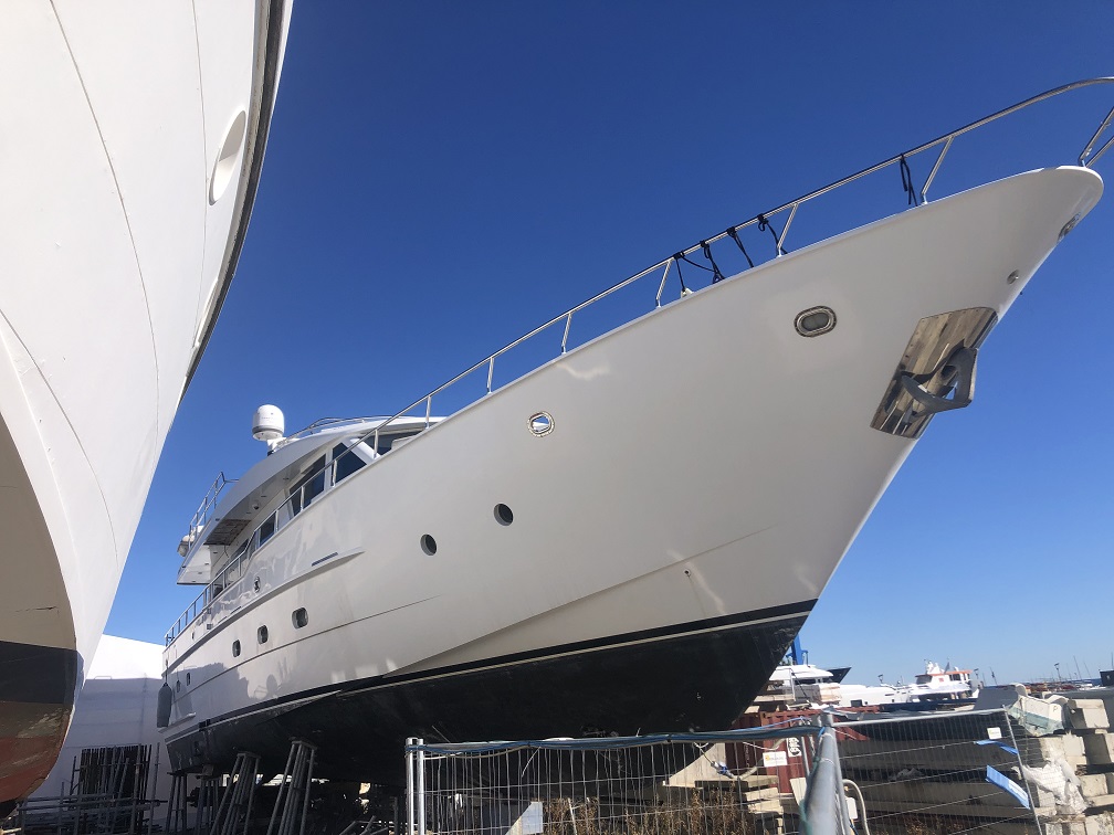 PLEASURE YACHT "JAMAMI" ubicato in Marina di Varazze, Via Maestri d'ascia n. 24, Varazze (SV). Costruttore:  HEESEN SHIPYARDS BV-NETHERLANDS. MATERIALE COSTRUZIONE: ALLUMINIO. MOTORE: DETROIT DIESEL 12V92TA -1.600KW TOT. MISURE: 24.68 m x 6.41. TON: 78.27. Anno: 1988. STRUMENTAZIONE DOPO REFITTING (2006).VHF, GPS, EPIRB, RADAR, ECO, SISTEMA TV, SISTEMA AUDIO BOSE. INTERNI OTTIMI - 4 CABINE, 4 BAGNI, CUCINA COMPLETA, MOBILIO MODERNO, ANTENNA TV SAT, GRU IDRAULICA, TENDER IDROGETTO, MOTO ACQUA IDROGETTO, STAZIONE MANOVRA POPPAVIA, IDROMASSAGGIO. CARENA NECESSITA LUCIDATURA. OBLO' PERFETTI. MECCANICA IN BUONE CONDIZIONI. DA VERIFICARE IMPIANTO ELETTRICO,POMPE E PRESEA MARE. BARCA IN RIMESSAGGIO DA 3 ANNI IN BUONE CONDIZIONI.
