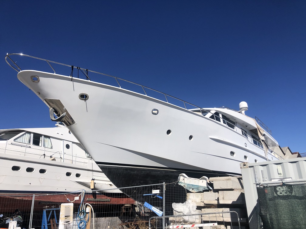 PLEASURE YACHT "JAMAMI" ubicato in Marina di Varazze, Via Maestri d'ascia n. 24, Varazze (SV). Costruttore:  HEESEN SHIPYARDS BV-NETHERLANDS. MATERIALE COSTRUZIONE: ALLUMINIO. MOTORE: DETROIT DIESEL 12V92TA -1.600KW TOT. MISURE: 24.68 m x 6.41. TON: 78.27. Anno: 1988. STRUMENTAZIONE DOPO REFITTING (2006).VHF, GPS, EPIRB, RADAR, ECO, SISTEMA TV, SISTEMA AUDIO BOSE. INTERNI OTTIMI - 4 CABINE, 4 BAGNI, CUCINA COMPLETA, MOBILIO MODERNO, ANTENNA TV SAT, GRU IDRAULICA, TENDER IDROGETTO, MOTO ACQUA IDROGETTO, STAZIONE MANOVRA POPPAVIA, IDROMASSAGGIO. CARENA NECESSITA LUCIDATURA. OBLO' PERFETTI. MECCANICA IN BUONE CONDIZIONI. DA VERIFICARE IMPIANTO ELETTRICO,POMPE E PRESEA MARE. BARCA IN RIMESSAGGIO DA 3 ANNI IN BUONE CONDIZIONI.