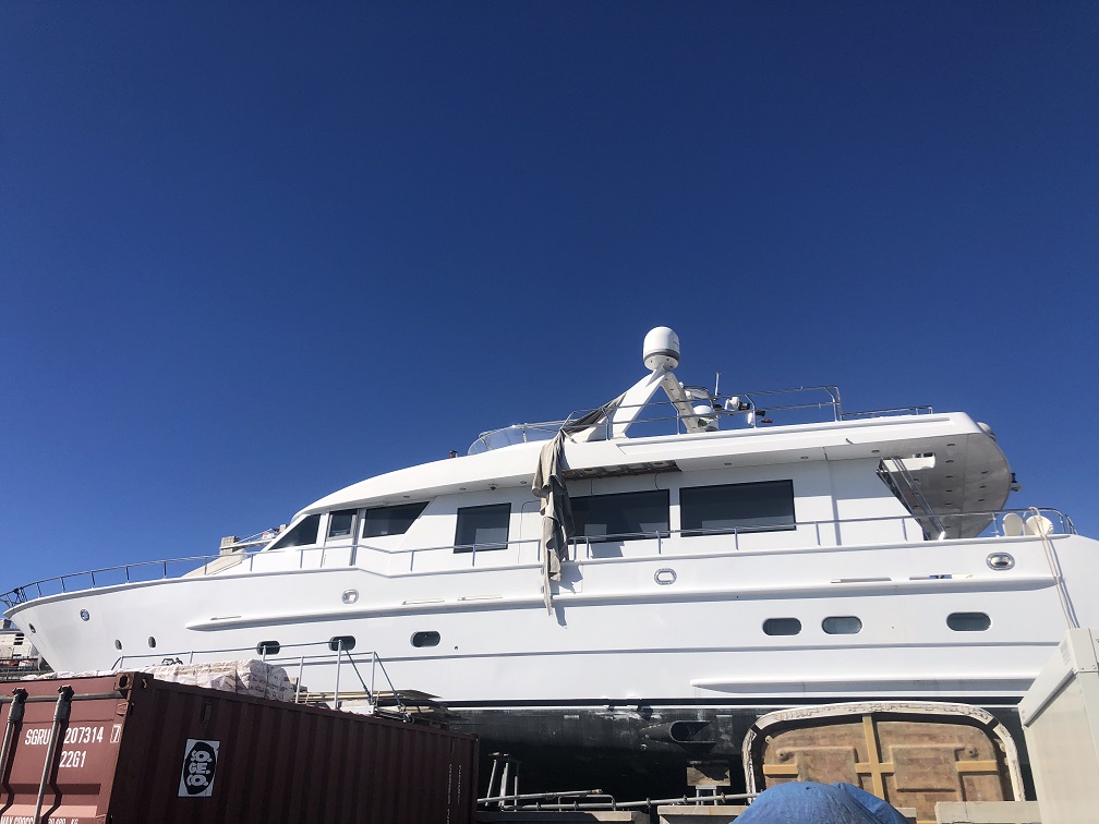 PLEASURE YACHT "JAMAMI" ubicato in Marina di Varazze, Via Maestri d'ascia n. 24, Varazze (SV). Costruttore:  HEESEN SHIPYARDS BV-NETHERLANDS. MATERIALE COSTRUZIONE: ALLUMINIO. MOTORE: DETROIT DIESEL 12V92TA -1.600KW TOT. MISURE: 24.68 m x 6.41. TON: 78.27. Anno: 1988. STRUMENTAZIONE DOPO REFITTING (2006).VHF, GPS, EPIRB, RADAR, ECO, SISTEMA TV, SISTEMA AUDIO BOSE. INTERNI OTTIMI - 4 CABINE, 4 BAGNI, CUCINA COMPLETA, MOBILIO MODERNO, ANTENNA TV SAT, GRU IDRAULICA, TENDER IDROGETTO, MOTO ACQUA IDROGETTO, STAZIONE MANOVRA POPPAVIA, IDROMASSAGGIO. CARENA NECESSITA LUCIDATURA. OBLO' PERFETTI. MECCANICA IN BUONE CONDIZIONI. DA VERIFICARE IMPIANTO ELETTRICO,POMPE E PRESEA MARE. BARCA IN RIMESSAGGIO DA 3 ANNI IN BUONE CONDIZIONI.