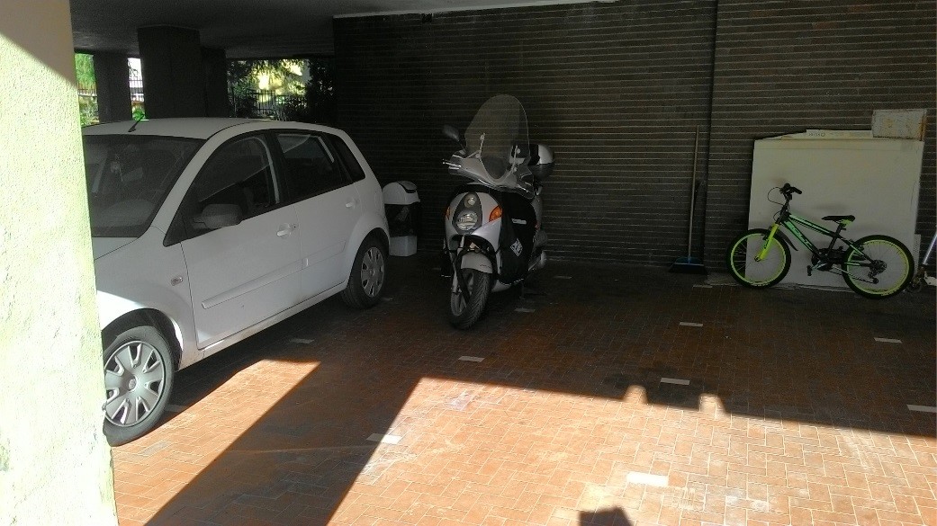 Appartamento composto da 3 locali, 2 bagni, cucina e 3 terrazzi, oltre alla cantina e al posto auto + Cantina al piano interrato e posto auto coperto nel cortile. Id. cat. Foglio 191, Mappale 8, Sub 7 (appartamento) - 506 (posto auto coperto). Sup. mq 117