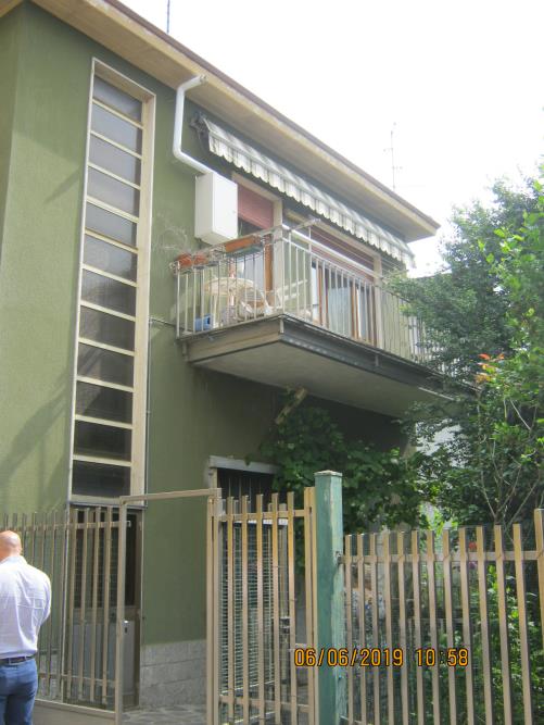 L'unità immobiliare in oggetto è ubicata al piano terra ed è composta da un unico locale di ampie dimensioni. Lo stato manutentivo e conservativo dell'unità è stato valutato normale in relazione alla vetustà. L'unità immobiliare è utilizzata come laboratorio. Sup. 83 mq.