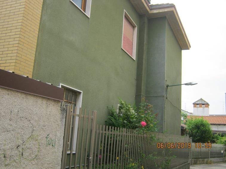 L'unità immobiliare in oggetto è ubicata al piano terra ed è composta da un unico locale di ampie dimensioni. Lo stato manutentivo e conservativo dell'unità è stato valutato normale in relazione alla vetustà. L'unità immobiliare è utilizzata come laboratorio. Sup. 83 mq.