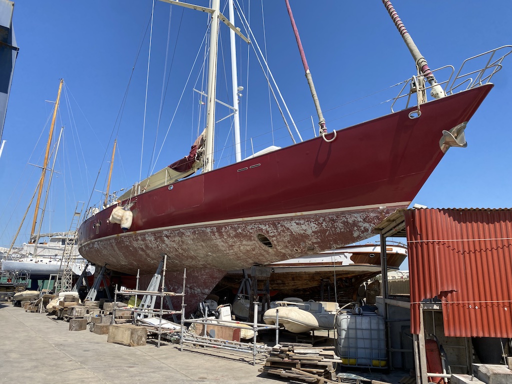 Imbarcazione Rubin Lady Targa 041 ND c/o Cantiere Blue Rizzardi porto turistico di Ostia. A vela con motore ausiliario. Cantiere SO.GE.NA.MAR Srl. Modello: One off. Materiale di costruzione: Acciaio. Anno di costruzione: 2002. Lunghezza f.t.: mt. 29,40. Larghezza max: mt. 6,20. Profondità del ponte dalla stazza alla sezione maestra (art. 9 reg): mt.2,81. Stazza Lorda: 80,75. Stazza Netta: 74,16. Bandiera: ITALIANA. Data e ufficio di rilascio: 26/04/2004 – C.P. di Roma. Ultimo Proprietario: SVE Marine Srl. APPARATO MOTORE Tipo: Entrobordo. N° motori Installati: 1. Marca: AB VOLVO PENTA. Modello: TAMD 63 PA. Numeri di matricola: 2061181555. Ore Motori: NON RILEVABILI. Carburante: Gasolio. Potenza massima di esercizio: NON SPECIFICATA. Anno di costruzione: 2002 .