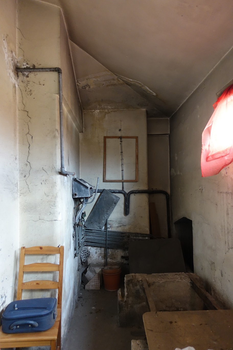 LOCALE DEPOSITO/MAGAZZINO. L'immobile presenta una servitù condominiale di passaggio al sottotetto attraverso un'apertura a parete  90 x 60 cm. Sup. catastale 11 mq. Lotto libero