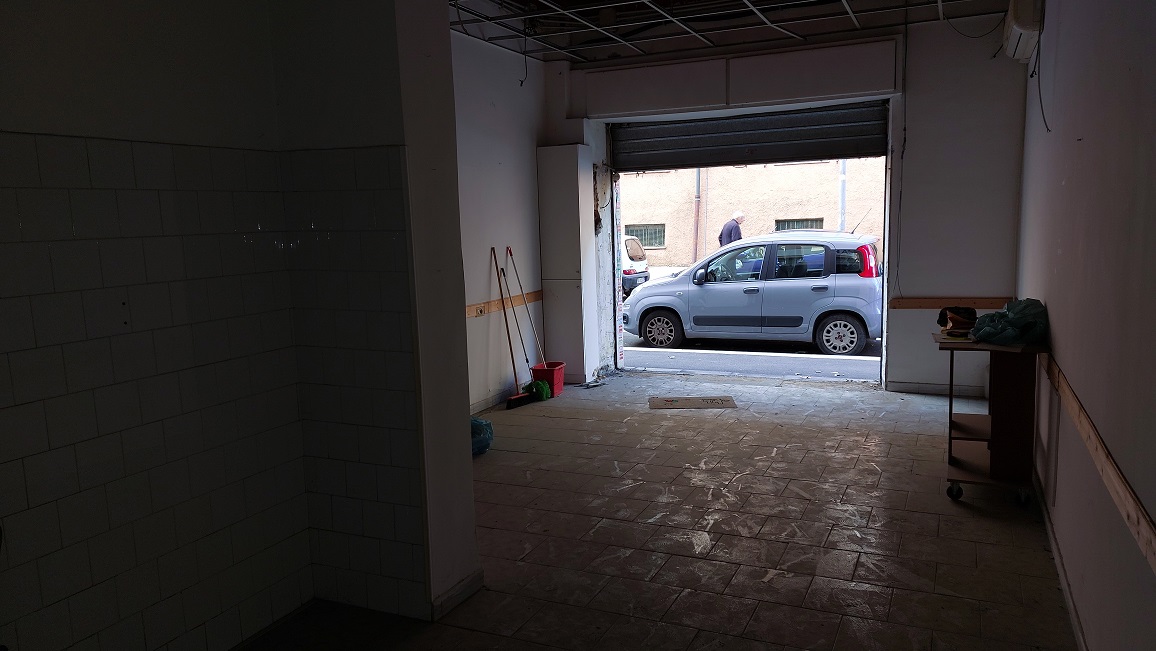 LOCALE COMMERCIALE. Sup. catastale 36 mq. Lotto libero