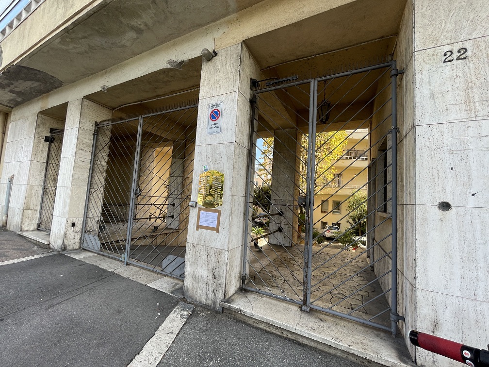 LOCALE AUTORIMESSA. Sup. catastale 34 mq. Lotto libero