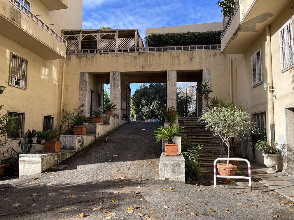 LOCALE AUTORIMESSA. Sup. catastale 34 mq. Lotto libero