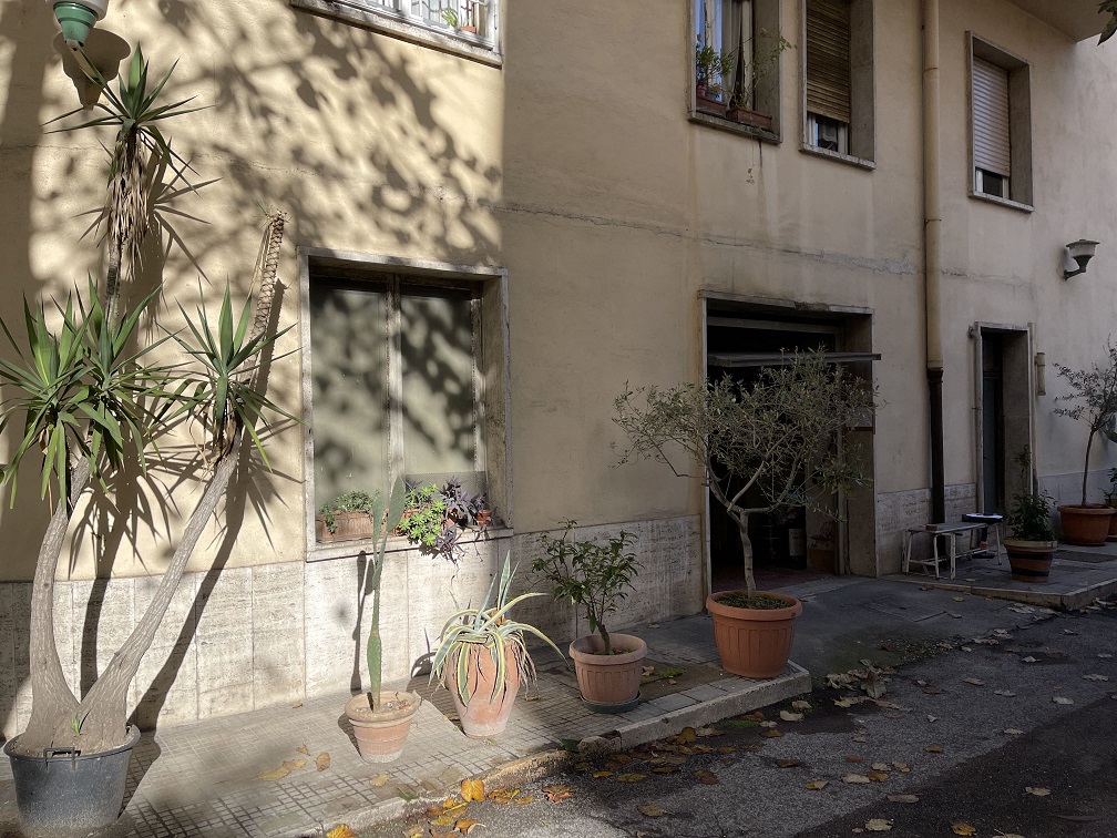 LOCALE AUTORIMESSA. Sup. catastale 34 mq. Lotto libero