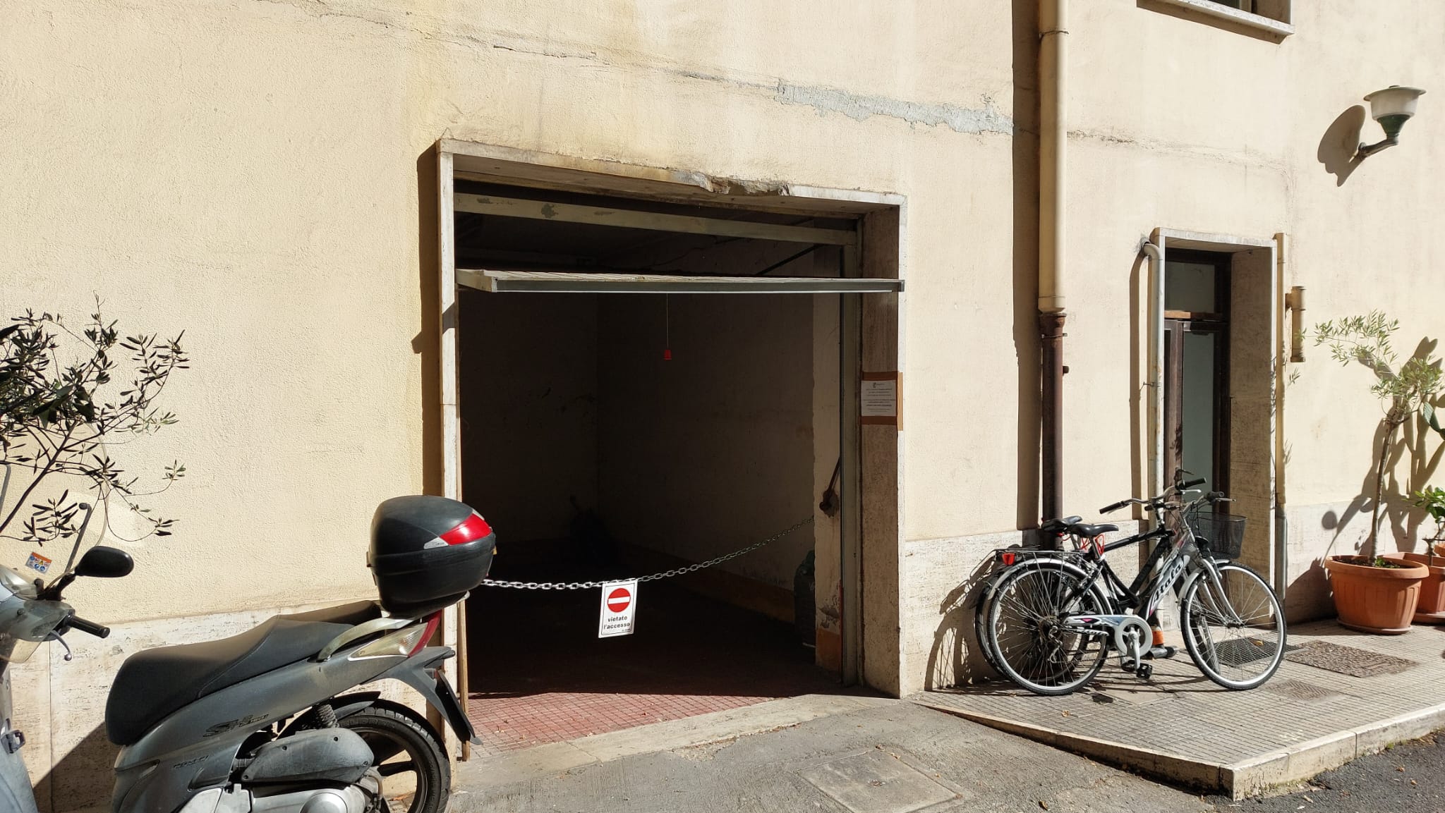 LOCALE AUTORIMESSA. Sup. catastale 34 mq. Lotto libero