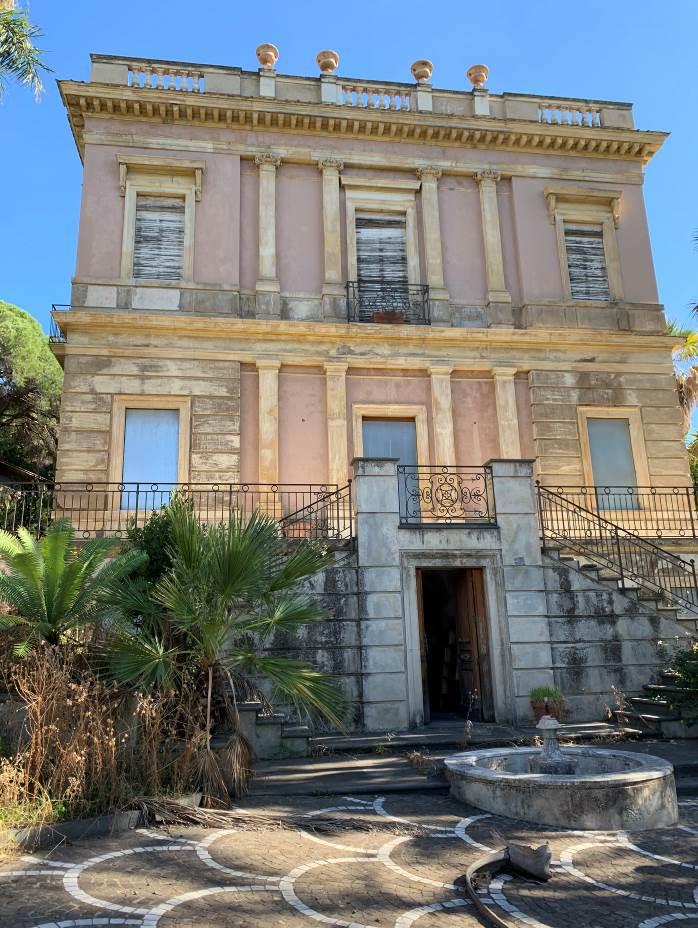 "Villa Costanzo” (subb. 1 e 2) edificati intorno agli anni 70 e “Villa Silvia” (subb. 8 e 9) edificata intorno agli anni 1920/30 comprensiva di locali destinati a deposito al piano sotto strada. Le unità immobiliari in villa (Villa Costanzo) appartengono ad un unico corpo di fabbrica ad una elevazione fuori terra, i locali hanno altezza interna di 3,20 metri. Il palazzo signorile denominato Villa Silvia ha accesso diretto dal civico n. 164 di via Galermo, si sviluppa su tre elevazioni fuori terra (piani T-1-2) con altezza di 4,70 metri e un piano cantinato (S1) con una altezza di 2,50 metri. Gli immobili dispongono di un ampio spazio esterno pertinenziale, sistemato a verde ed a camminamenti. Terreno della superficie complessiva di 11.460 mq.