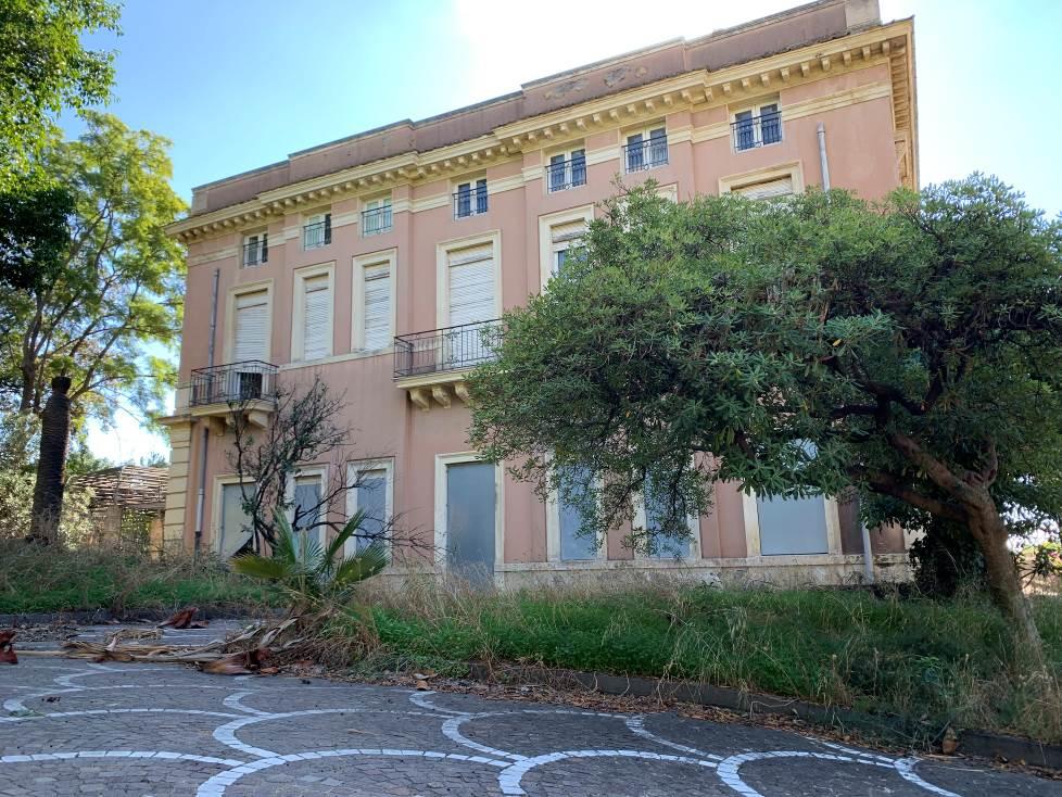 "Villa Costanzo” (subb. 1 e 2) edificati intorno agli anni 70 e “Villa Silvia” (subb. 8 e 9) edificata intorno agli anni 1920/30 comprensiva di locali destinati a deposito al piano sotto strada. Le unità immobiliari in villa (Villa Costanzo) appartengono ad un unico corpo di fabbrica ad una elevazione fuori terra, i locali hanno altezza interna di 3,20 metri. Il palazzo signorile denominato Villa Silvia ha accesso diretto dal civico n. 164 di via Galermo, si sviluppa su tre elevazioni fuori terra (piani T-1-2) con altezza di 4,70 metri e un piano cantinato (S1) con una altezza di 2,50 metri. Gli immobili dispongono di un ampio spazio esterno pertinenziale, sistemato a verde ed a camminamenti. Terreno della superficie complessiva di 11.460 mq.
