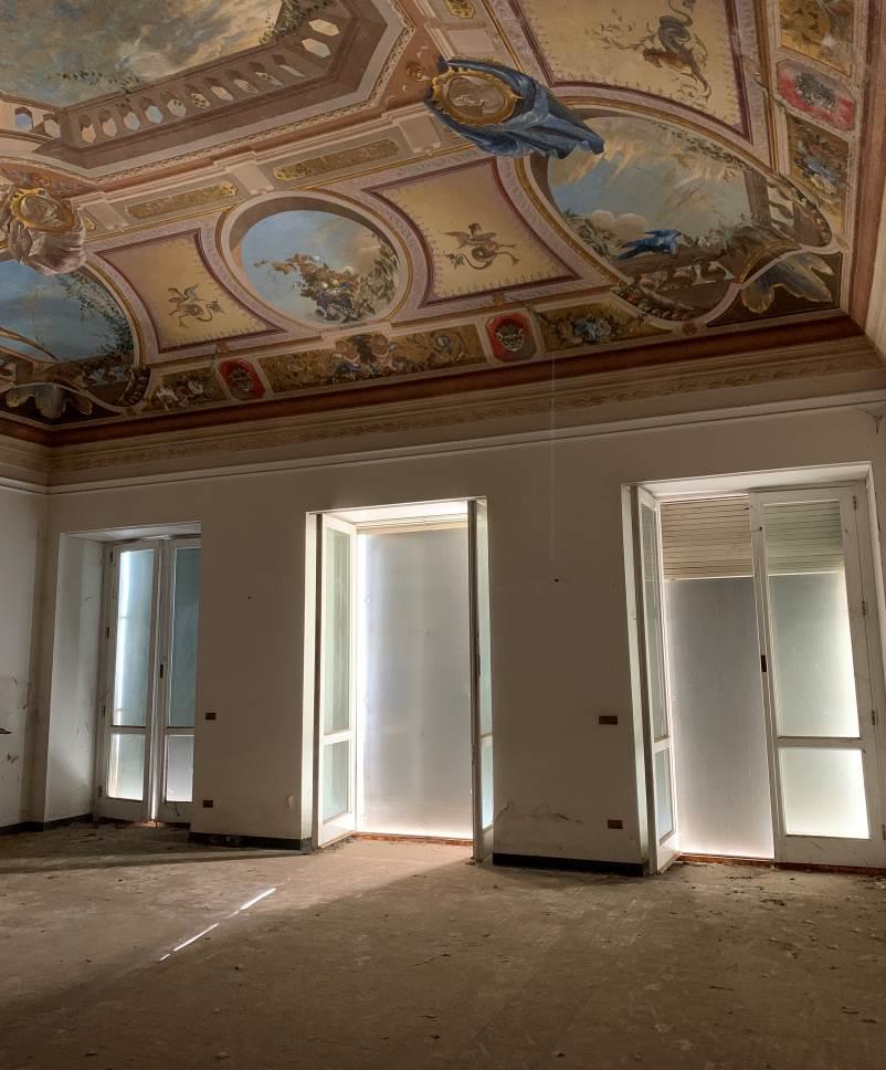 "Villa Costanzo” (subb. 1 e 2) edificati intorno agli anni 70 e “Villa Silvia” (subb. 8 e 9) edificata intorno agli anni 1920/30 comprensiva di locali destinati a deposito al piano sotto strada. Le unità immobiliari in villa (Villa Costanzo) appartengono ad un unico corpo di fabbrica ad una elevazione fuori terra, i locali hanno altezza interna di 3,20 metri. Il palazzo signorile denominato Villa Silvia ha accesso diretto dal civico n. 164 di via Galermo, si sviluppa su tre elevazioni fuori terra (piani T-1-2) con altezza di 4,70 metri e un piano cantinato (S1) con una altezza di 2,50 metri. Gli immobili dispongono di un ampio spazio esterno pertinenziale, sistemato a verde ed a camminamenti. Terreno della superficie complessiva di 11.460 mq.