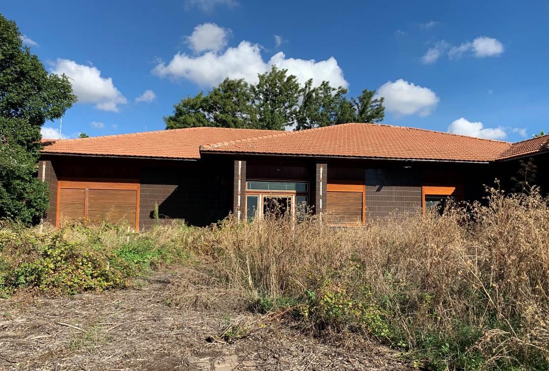 "Villa Costanzo” (subb. 1 e 2) edificati intorno agli anni 70 e “Villa Silvia” (subb. 8 e 9) edificata intorno agli anni 1920/30 comprensiva di locali destinati a deposito al piano sotto strada. Le unità immobiliari in villa (Villa Costanzo) appartengono ad un unico corpo di fabbrica ad una elevazione fuori terra, i locali hanno altezza interna di 3,20 metri. Il palazzo signorile denominato Villa Silvia ha accesso diretto dal civico n. 164 di via Galermo, si sviluppa su tre elevazioni fuori terra (piani T-1-2) con altezza di 4,70 metri e un piano cantinato (S1) con una altezza di 2,50 metri. Gli immobili dispongono di un ampio spazio esterno pertinenziale, sistemato a verde ed a camminamenti. Terreno della superficie complessiva di 11.460 mq.