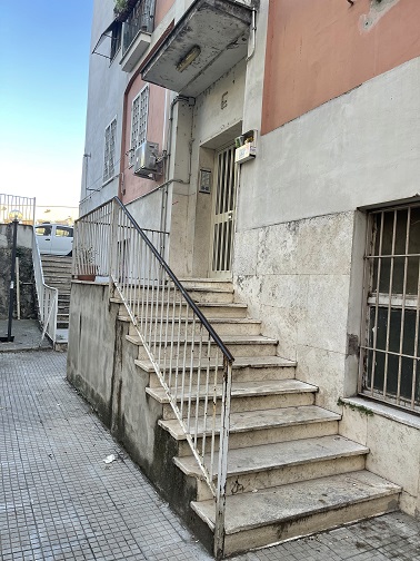 APPARTAMENTO INT.10 DI 3,5 VANI SENZA ASCENSORE + BALCONI. Dati catastali [N.C.E.U.]: cat.A/3, fg. 843, part. 739, sub. 12. Sup cat. 63. Piena proprietà lotto libero.