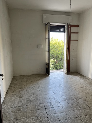 APPARTAMENTO INT.10 DI 3,5 VANI SENZA ASCENSORE + BALCONI. Dati catastali [N.C.E.U.]: cat.A/3, fg. 843, part. 739, sub. 12. Sup cat. 63. Piena proprietà lotto libero.