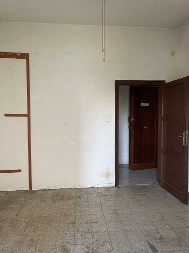 APPARTAMENTO INT.10 DI 3,5 VANI SENZA ASCENSORE + BALCONI. Dati catastali [N.C.E.U.]: cat.A/3, fg. 843, part. 739, sub. 12. Sup cat. 63. Piena proprietà lotto libero.