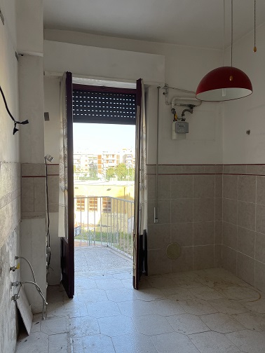 APPARTAMENTO INT.10 DI 3,5 VANI SENZA ASCENSORE + BALCONI. Dati catastali [N.C.E.U.]: cat.A/3, fg. 843, part. 739, sub. 12. Sup cat. 63. Piena proprietà lotto libero.