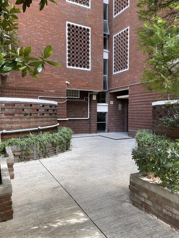 APPARTAMENTO INT.16a DI 6,5 VANI CON ASCENSORE + BALCONE. Dati catastali [N.C.E.U.]: cat.A/2, fg. 457, part. 2191, sub. 5. Sup cat. 117. Piena proprietà lotto libero.