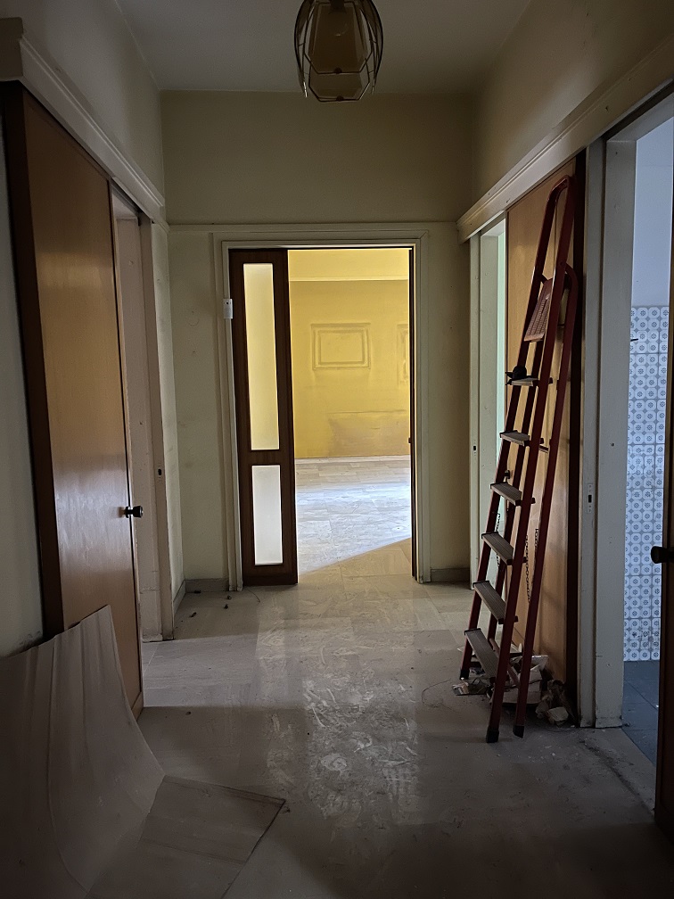 APPARTAMENTO INT.16a DI 6,5 VANI CON ASCENSORE + BALCONE. Dati catastali [N.C.E.U.]: cat.A/2, fg. 457, part. 2191, sub. 5. Sup cat. 117. Piena proprietà lotto libero.