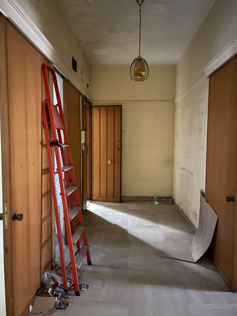 APPARTAMENTO INT.16a DI 6,5 VANI CON ASCENSORE + BALCONE. Dati catastali [N.C.E.U.]: cat.A/2, fg. 457, part. 2191, sub. 5. Sup cat. 117. Piena proprietà lotto libero.